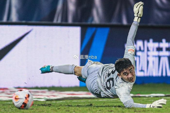 正值足球赛季,球员们备战冲刺胜利 正值足球赛季,球员们备战冲刺胜利