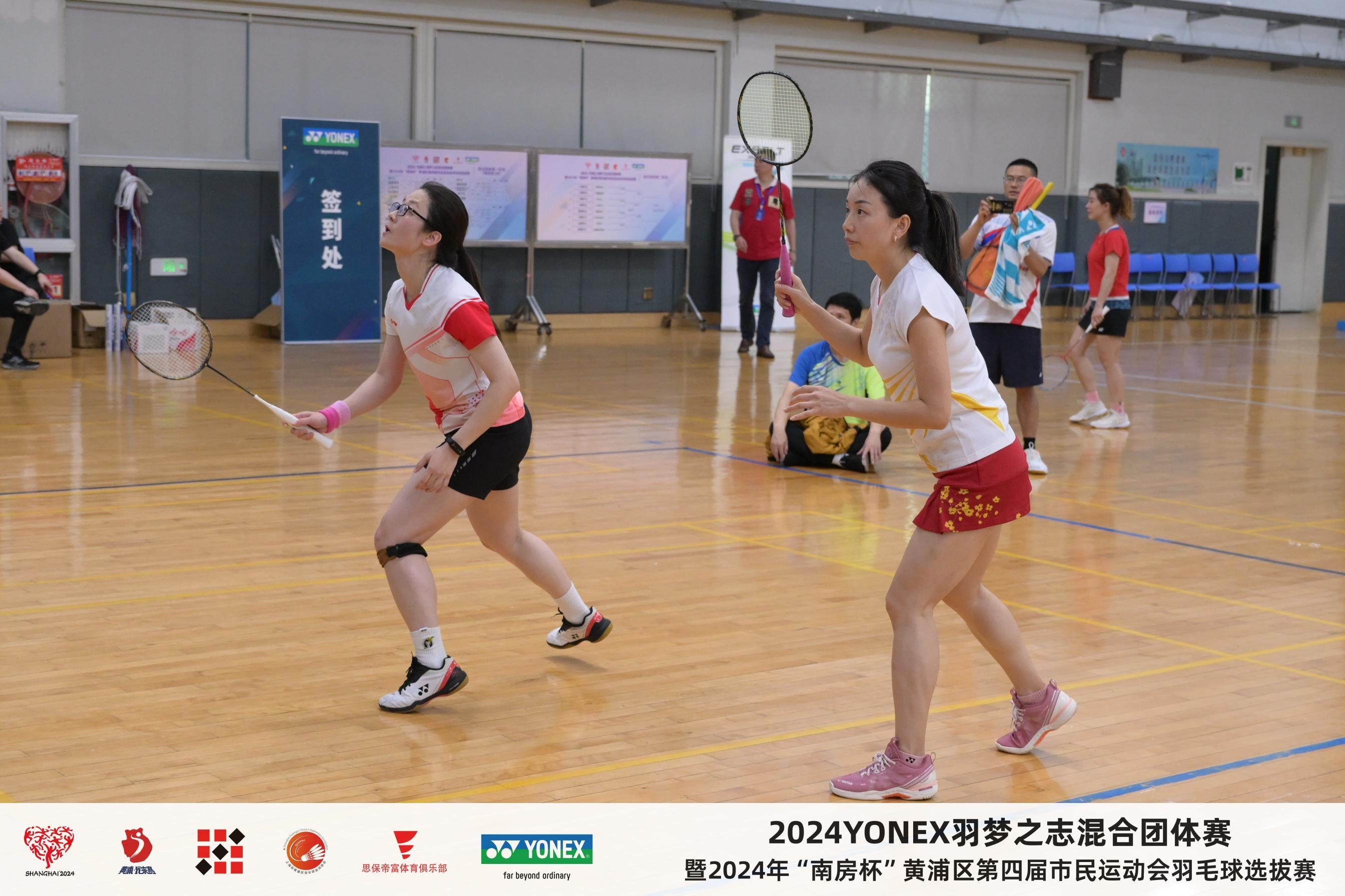 球场外观众比赛装扮炫目,现场气氛热烈的简单介绍 球场外观众比赛装扮炫目,现场气氛热烈的简单介绍