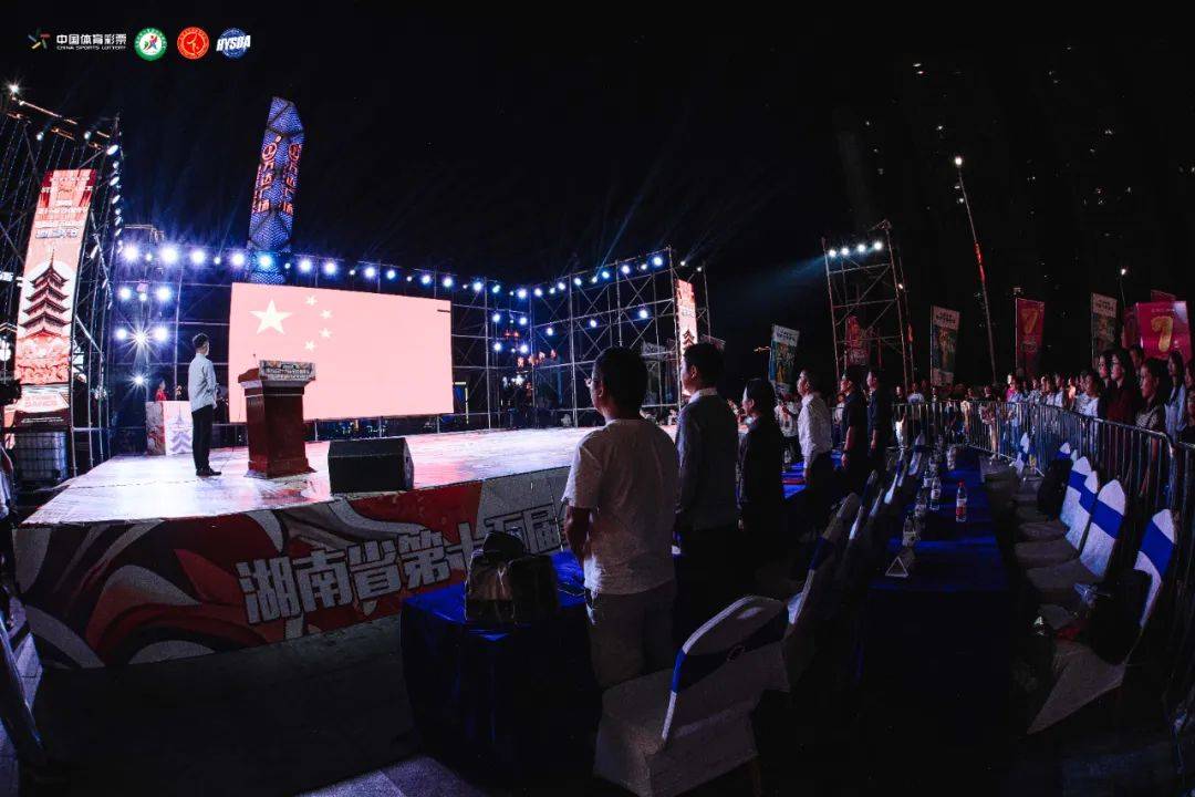 球场外观众比赛装扮炫目,现场气氛热烈的简单介绍 球场外观众比赛装扮炫目,现场气氛热烈的简单介绍