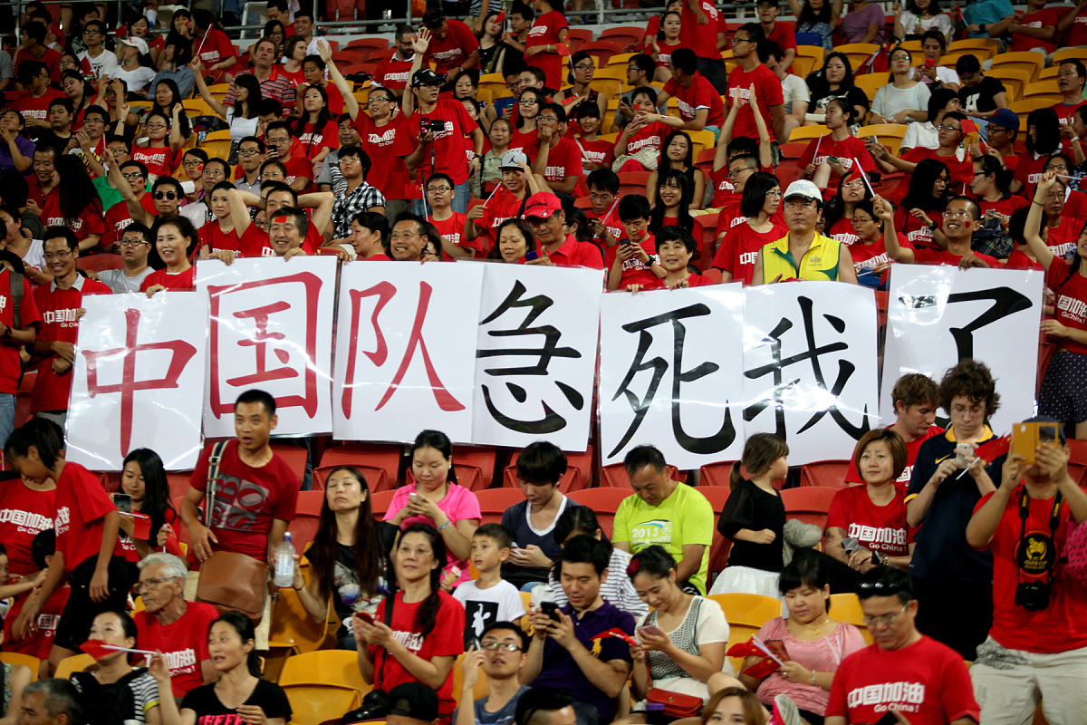 精湛技艺展现,运动员们赢得球迷掌声 精湛技艺展现,运动员们赢得球迷掌声