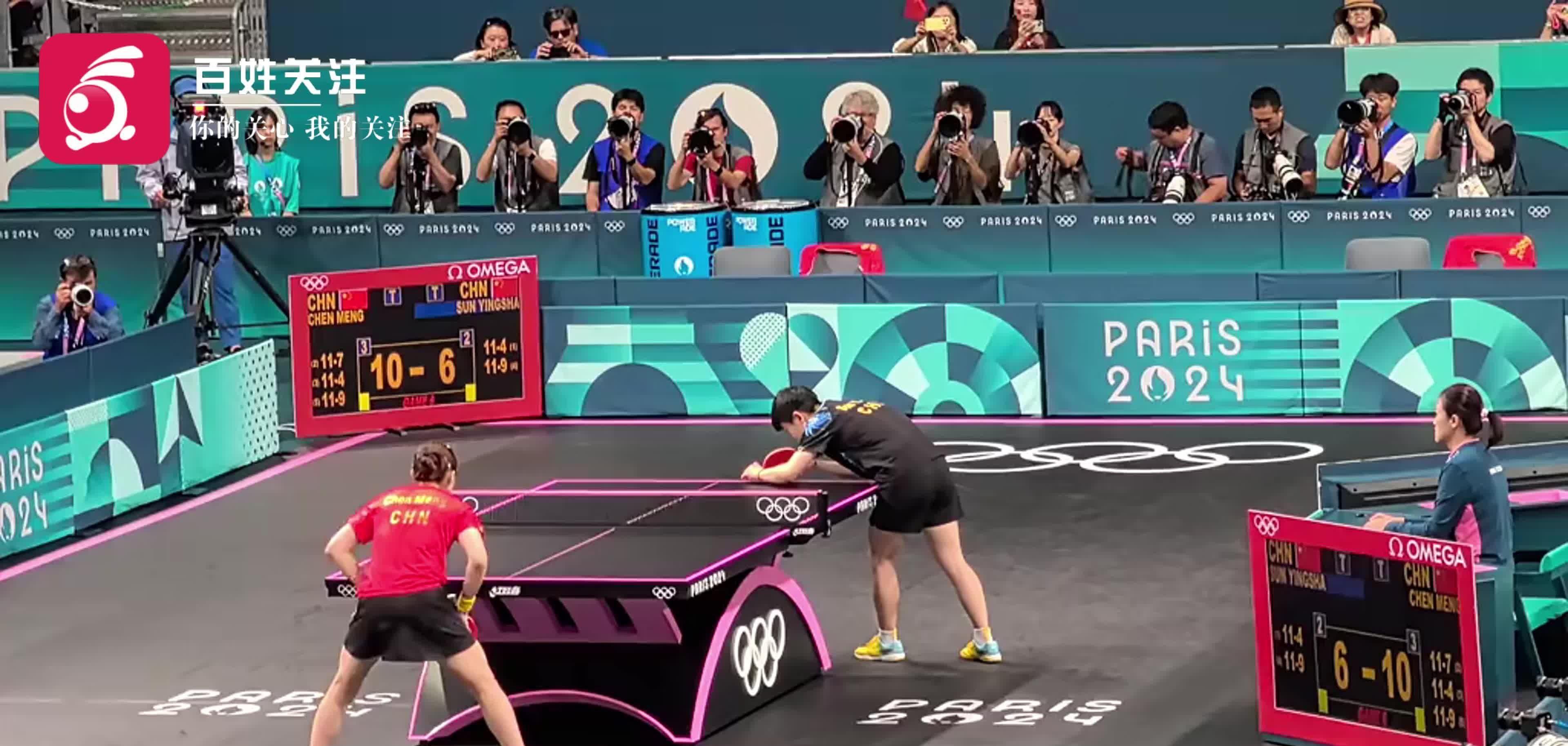 精湛技艺展现,运动员们赢得球迷掌声 精湛技艺展现,运动员们赢得球迷掌声