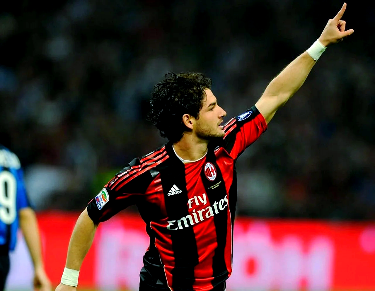 关于热那亚队主场压制对手取得胜利的信息