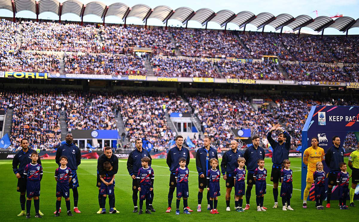 包含巴黎圣日耳曼客场取胜，保持领跑位置的词条