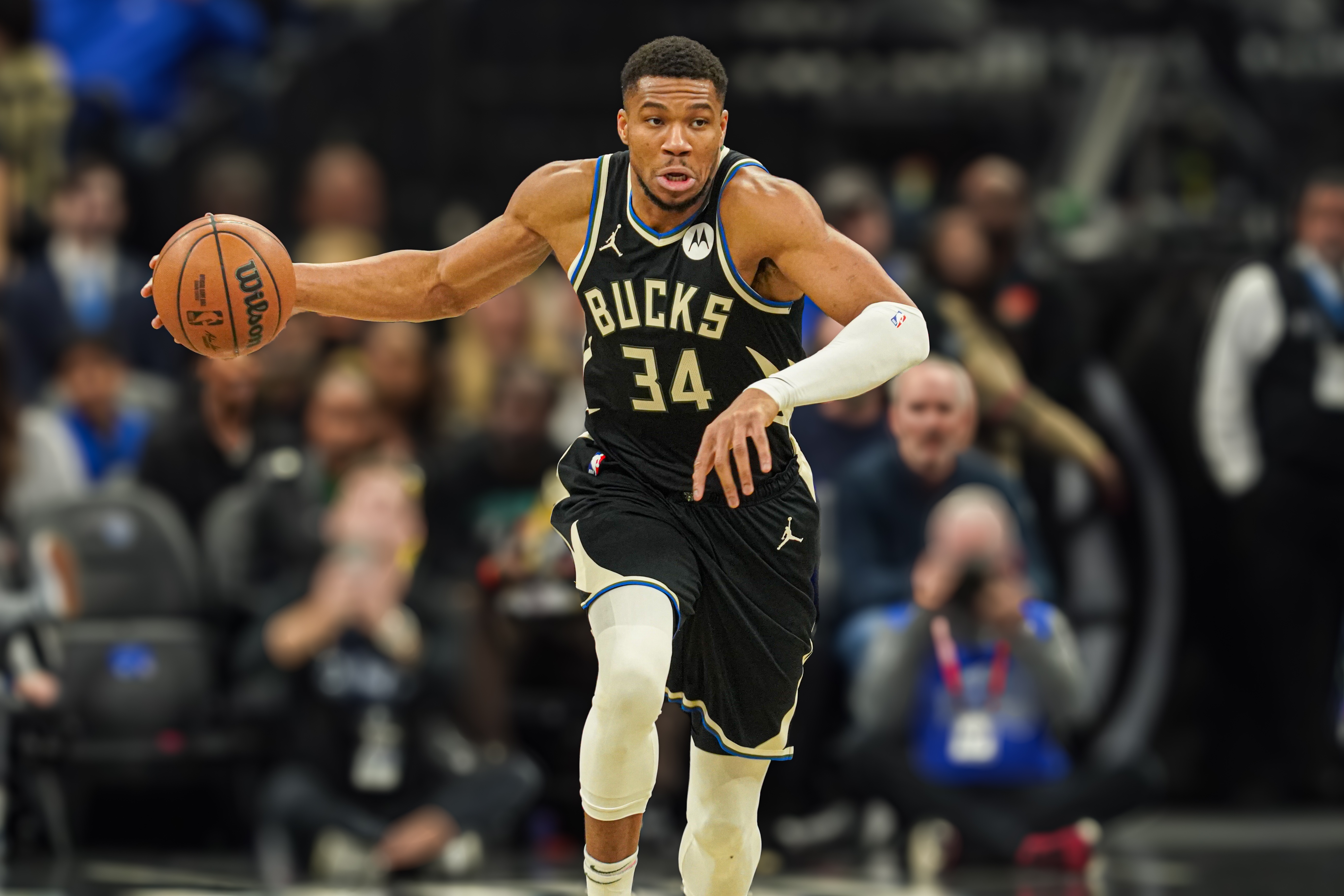 雄鹿血洗活塞,字母哥轻松砍下分的简单介绍 雄鹿血洗活塞,字母哥轻松砍下分的简单介绍