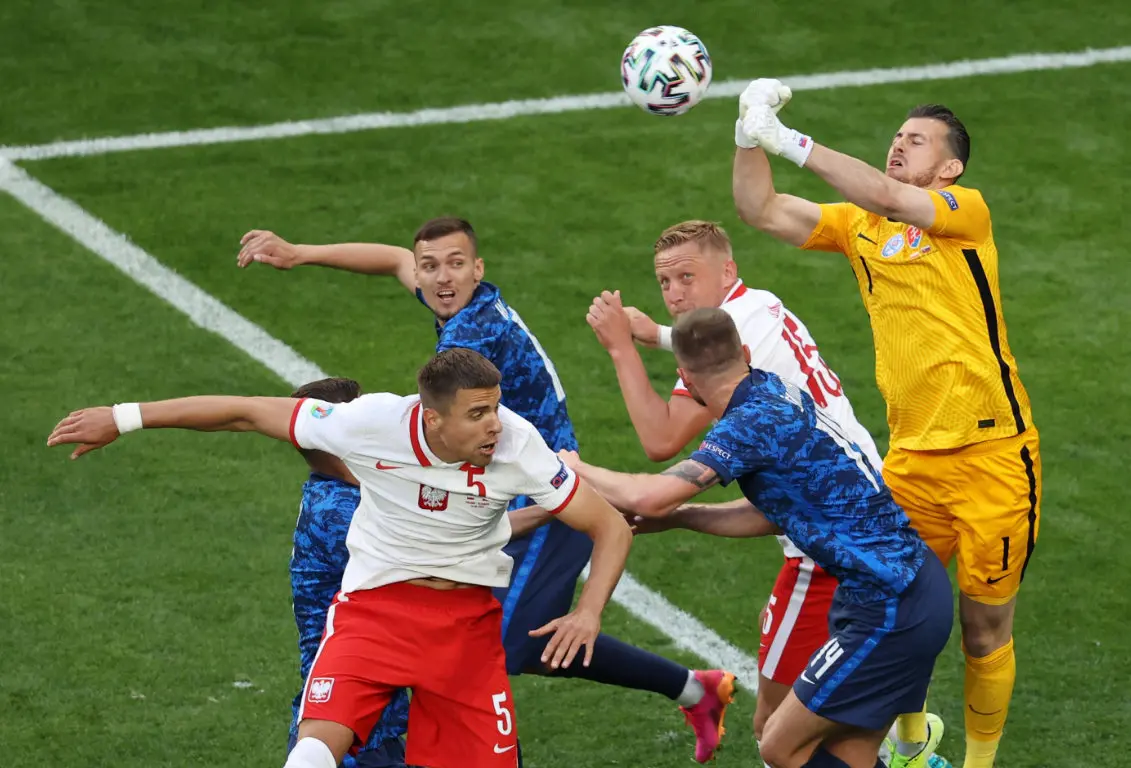 包含冰岛力战比荷兰，欧预赛对决震撼举行的词条