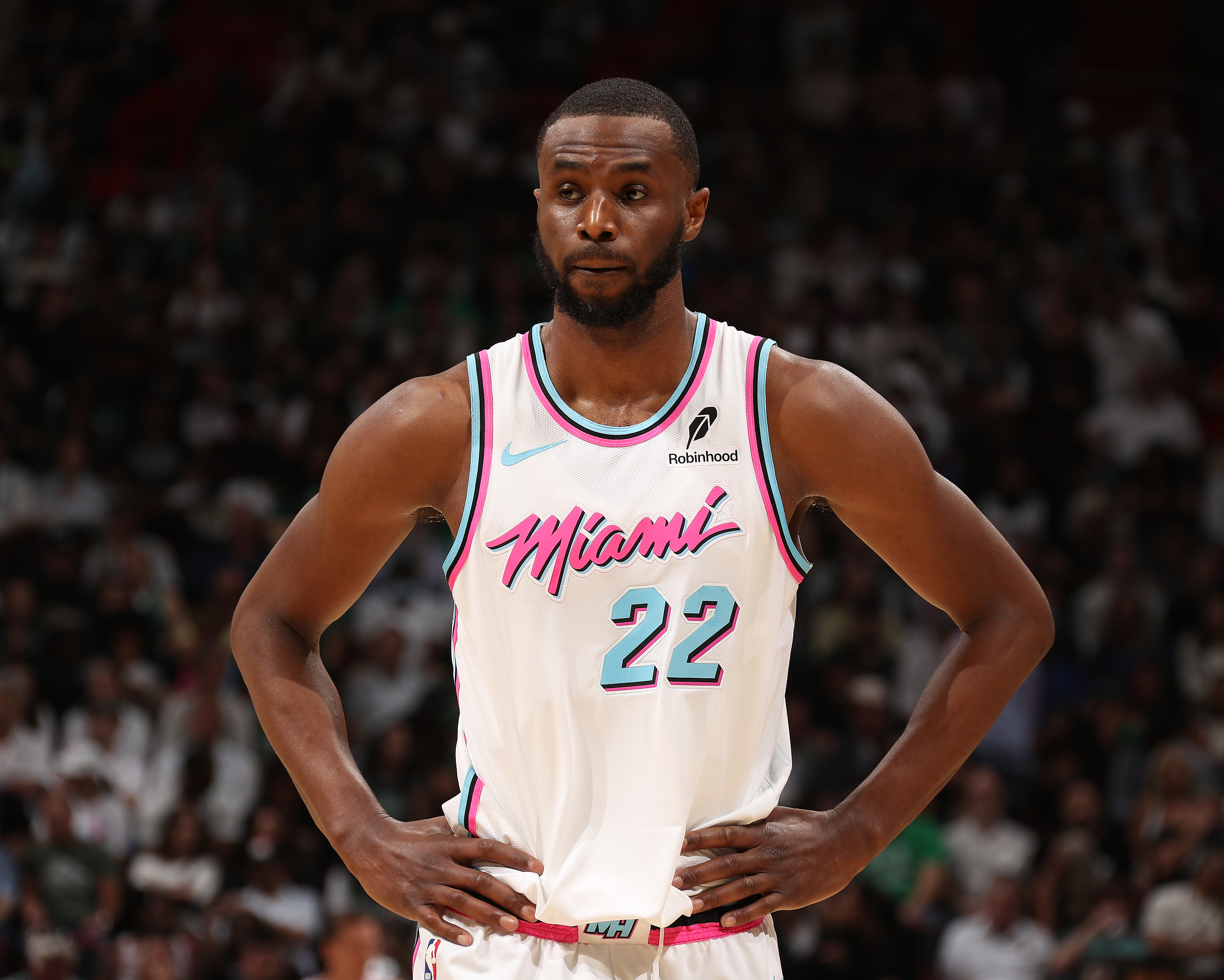 猛龙队与热火队对决，谁能笑到最后？