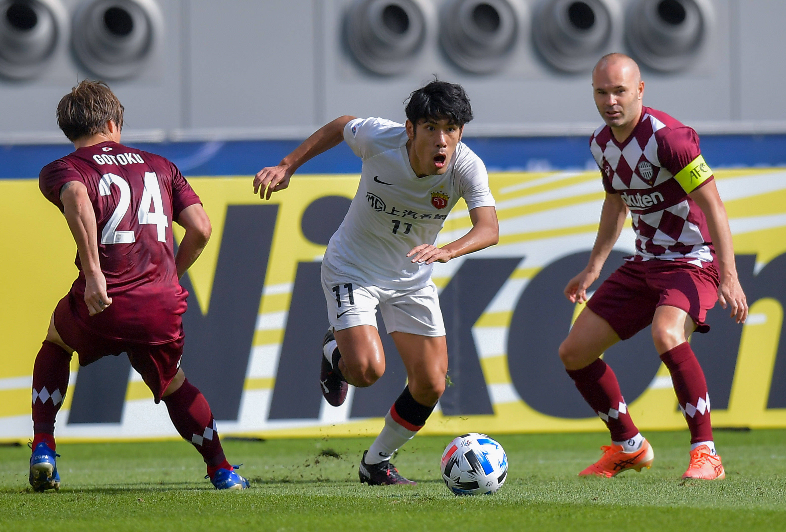 球员表现出色,帮助球队夺得胜利 球员表现出色,帮助球队夺得胜利