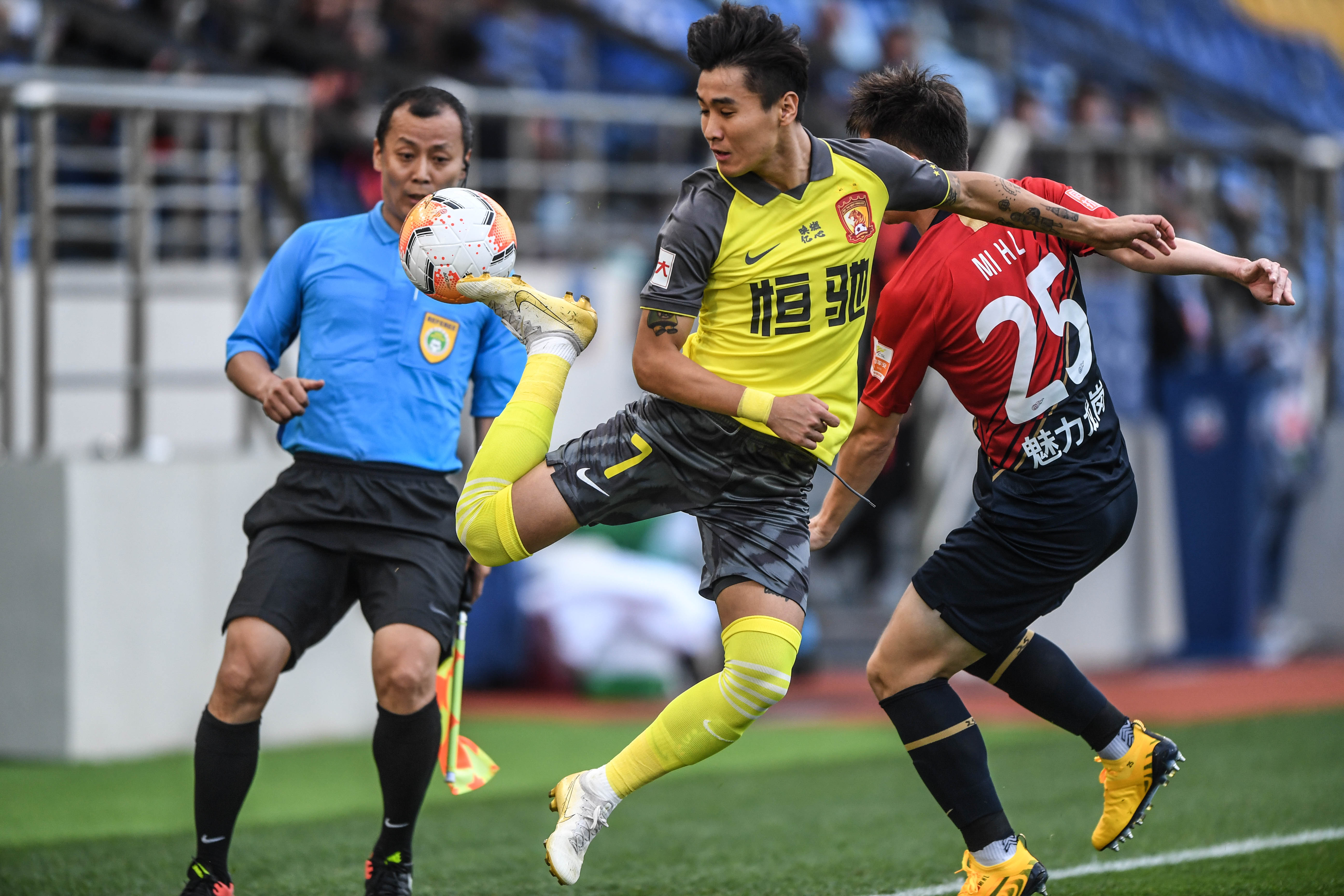 恒大客场豪取胜利,艰难击败对手领先 恒大客场豪取胜利,艰难击败对手领先