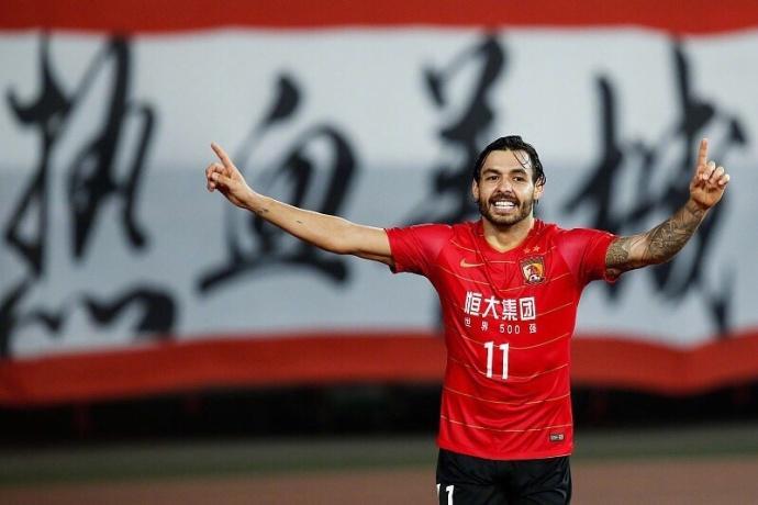 恒大客场豪取胜利,艰难击败对手领先 恒大客场豪取胜利,艰难击败对手领先