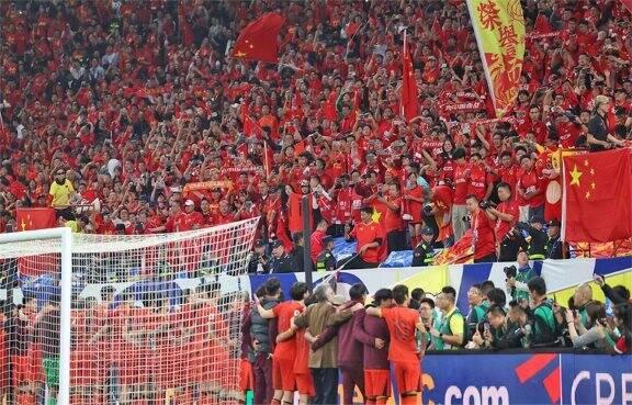 足球赛事连续上演,球迷热情高涨 足球赛事连续上演,球迷热情高涨