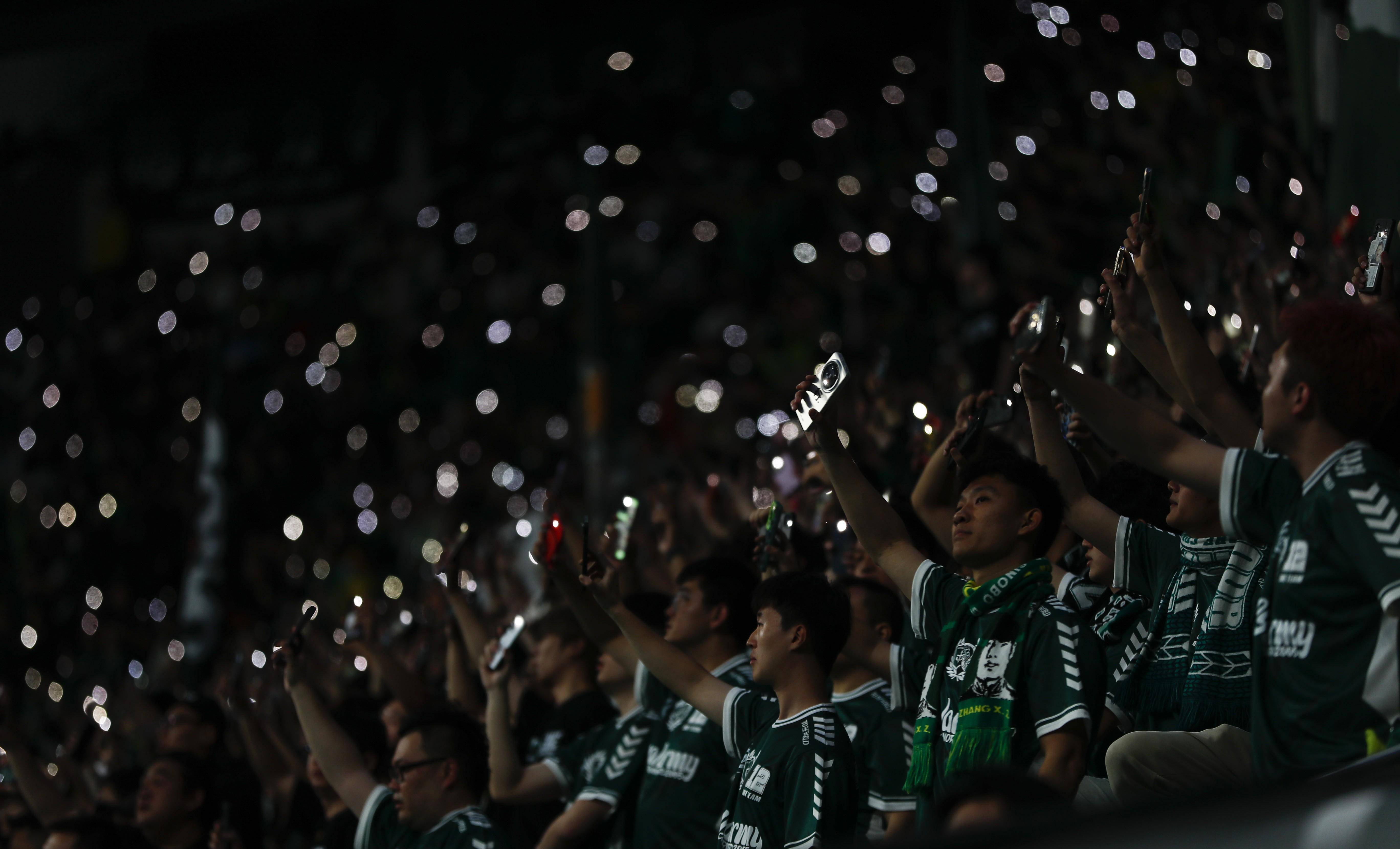 足球赛事连续上演,球迷热情高涨 足球赛事连续上演,球迷热情高涨