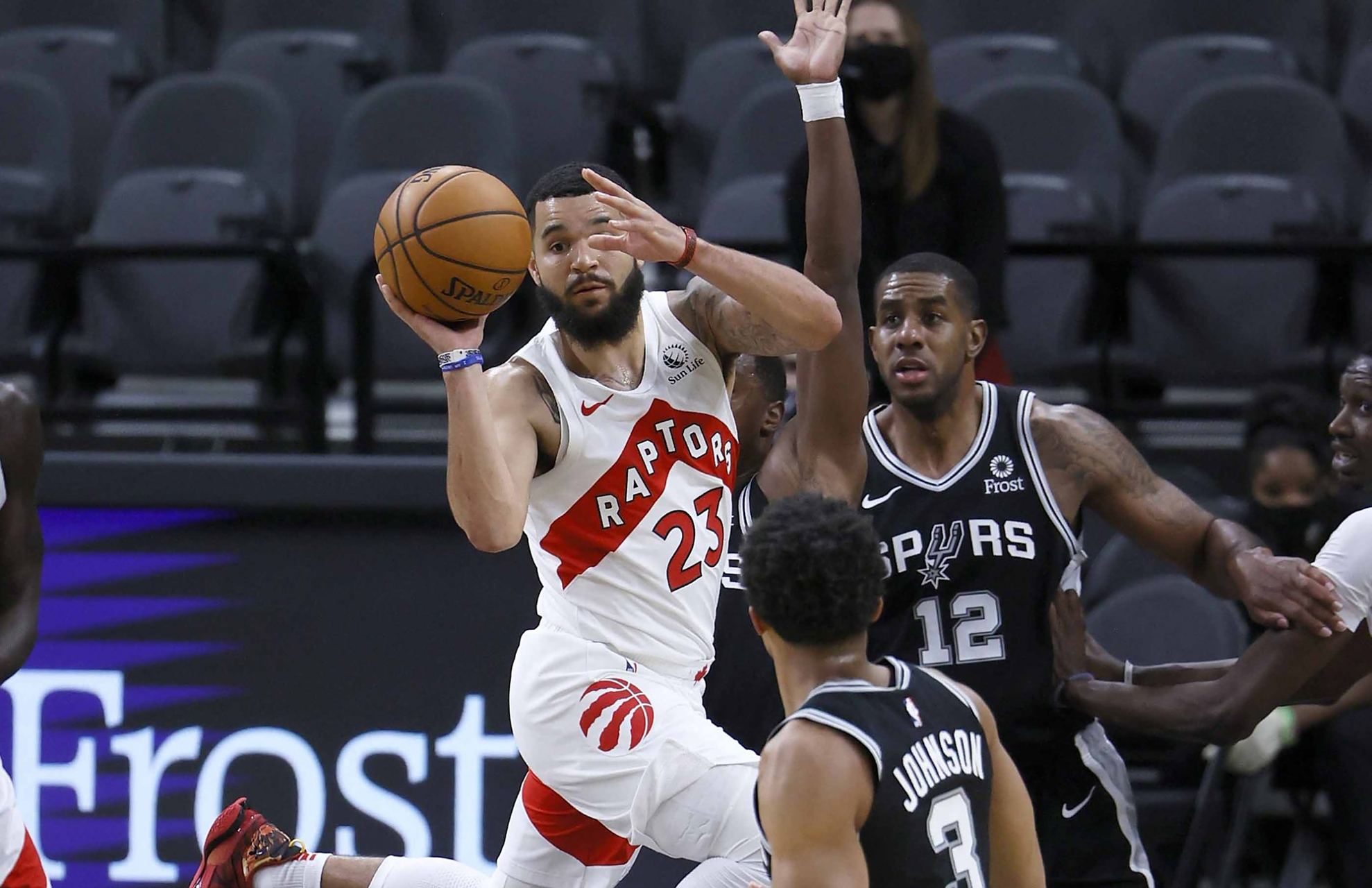 猛龙客场击败凯尔特人,东部榜首保持 猛龙客场击败凯尔特人,东部榜首保持