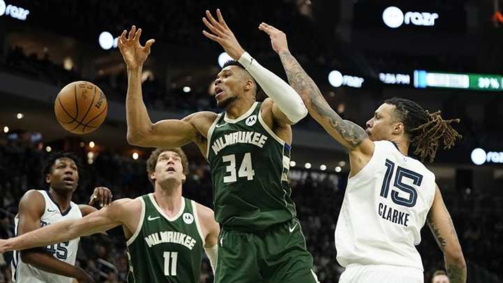 开云体育-包含雄鹿力克灰熊，字母哥连续发威的词条