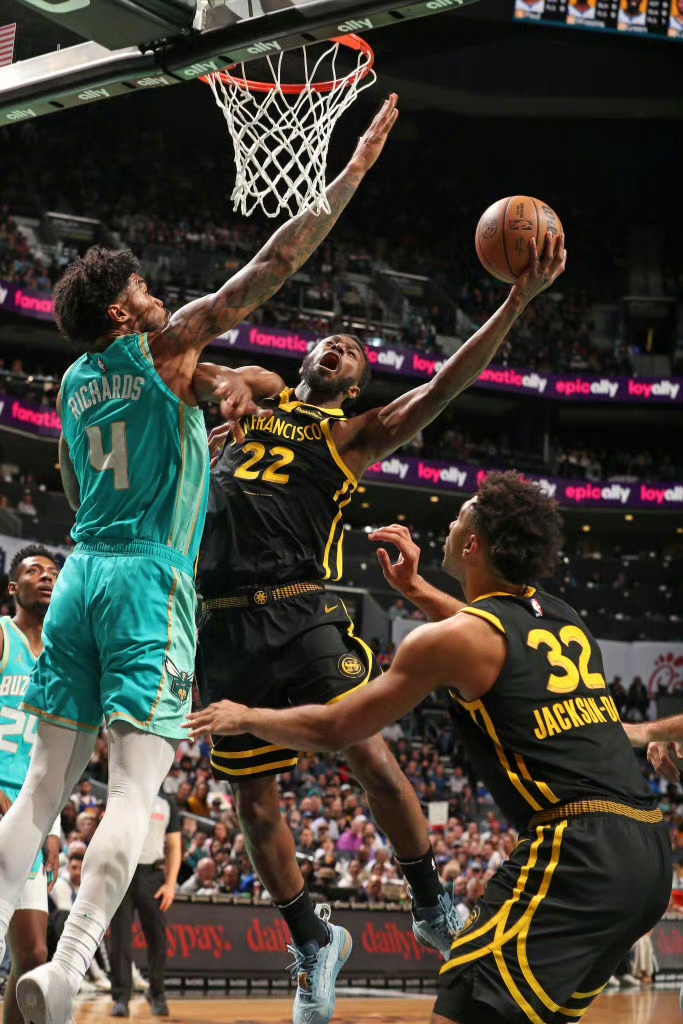 爵士主场大胜黄蜂,迎来连胜 爵士主场大胜黄蜂,迎来连胜